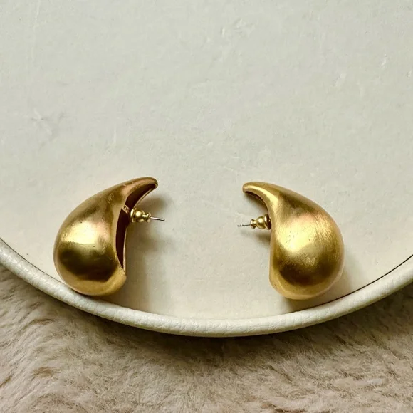 Chic KHOI Gold Teardrop Earrings - Picture 2 of 3